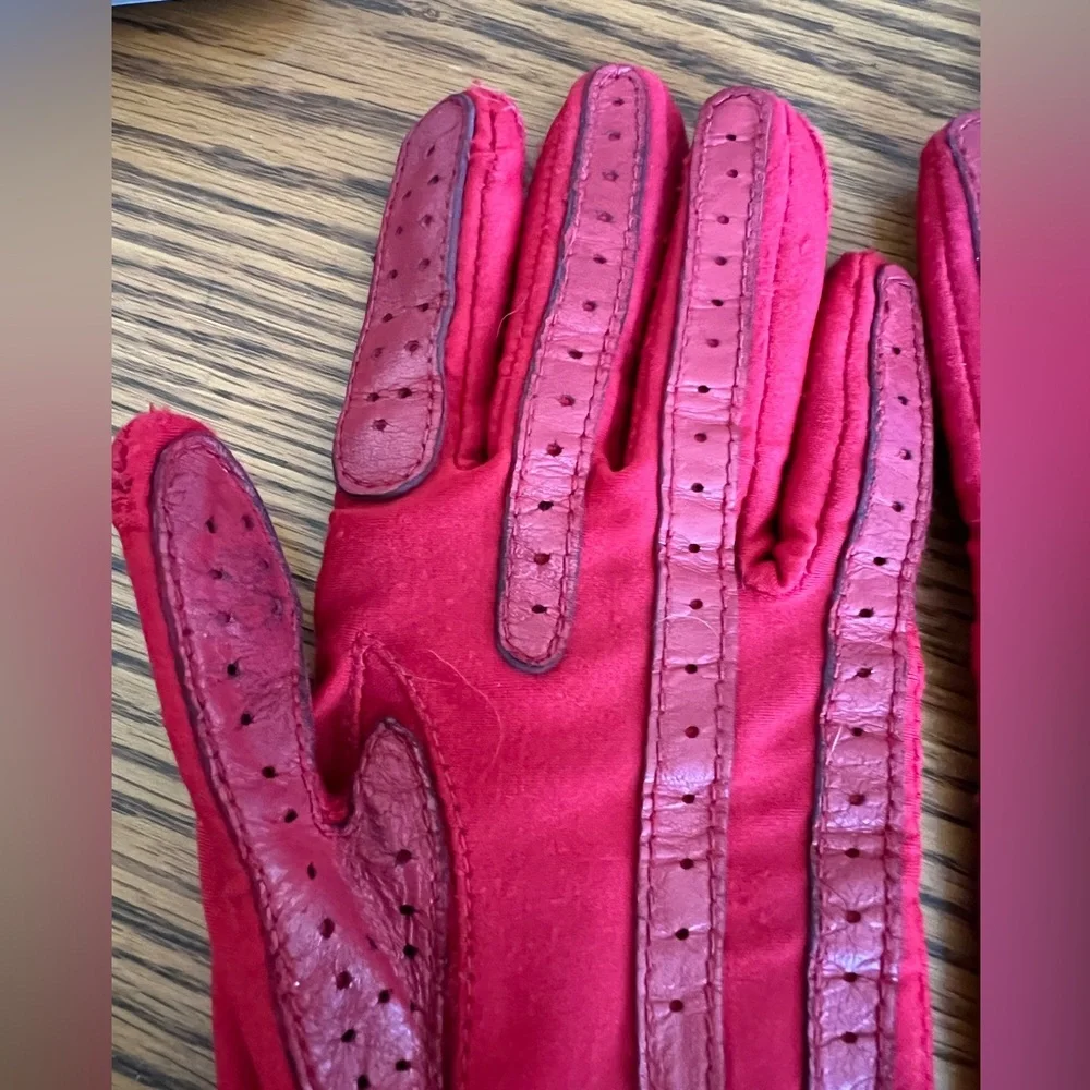 Isotoner red ladies’ gloves. - Picture 9 of 11